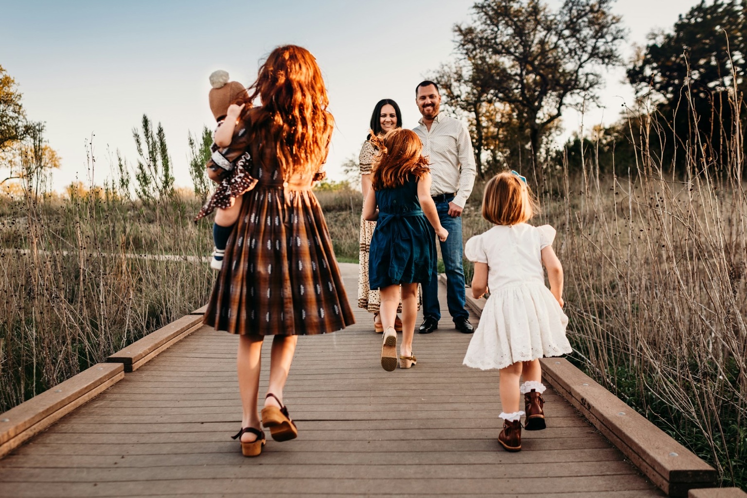 Une famille profite d’un moment ensemble en plein air.